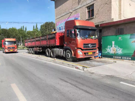 圖為黃閘灣私設(shè)地磅違占道路現(xiàn)場(chǎng)實(shí)拍